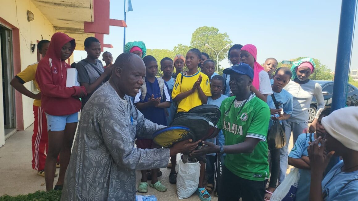 Excecutive Chairman Kwara Sports Commission receives victorious Ex-Pro squash team