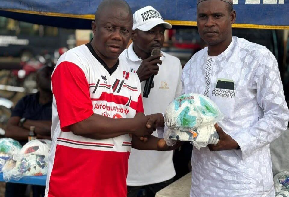 Jubilation in Ilemona as Alalade rewards football teams in Oyun Local Government