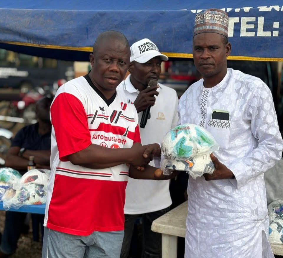 Jubilation in Ilemona as Alalade rewards football teams in Oyun Local Government